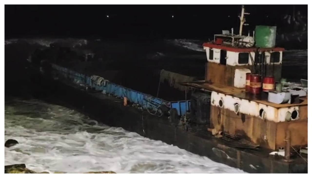 മുതലപ്പൊഴിയിൽ വൈകിട്ടും ബാർജ് തിരയിൽപെട്ടു, പുലിമുട്ടിലേക്ക് ഇടിച്ചു കയറി, കുടുങ്ങിയിരിക്കുന്നത് 2 ബാര്ജുകള് മുതലപ്പൊഴിയിൽ വൈകിട്ടും ബാർജ് തിരയിൽപെട്ടു, പുലിമുട്ടിലേക്ക് ഇടിച്ചു കയറി, കുടുങ്ങിയിരിക്കുന്നത് 2 ബാര്ജുകള്