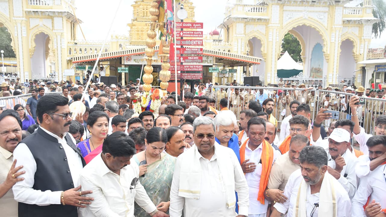 ರಾಜ್ಯದ ಜನರು ಸುಖ, ಸಮೃದ್ಧಿಯಿಂದ ಇರಲಿ: ಸಿದ್ದರಾಮಯ್ಯ ಪ್ರಾರ್ಥನೆ ರಾಜ್ಯದ ಜನರು ಸುಖ, ಸಮೃದ್ಧಿಯಿಂದ ಇರಲಿ: ಸಿದ್ದರಾಮಯ್ಯ ಪ್ರಾರ್ಥನೆ