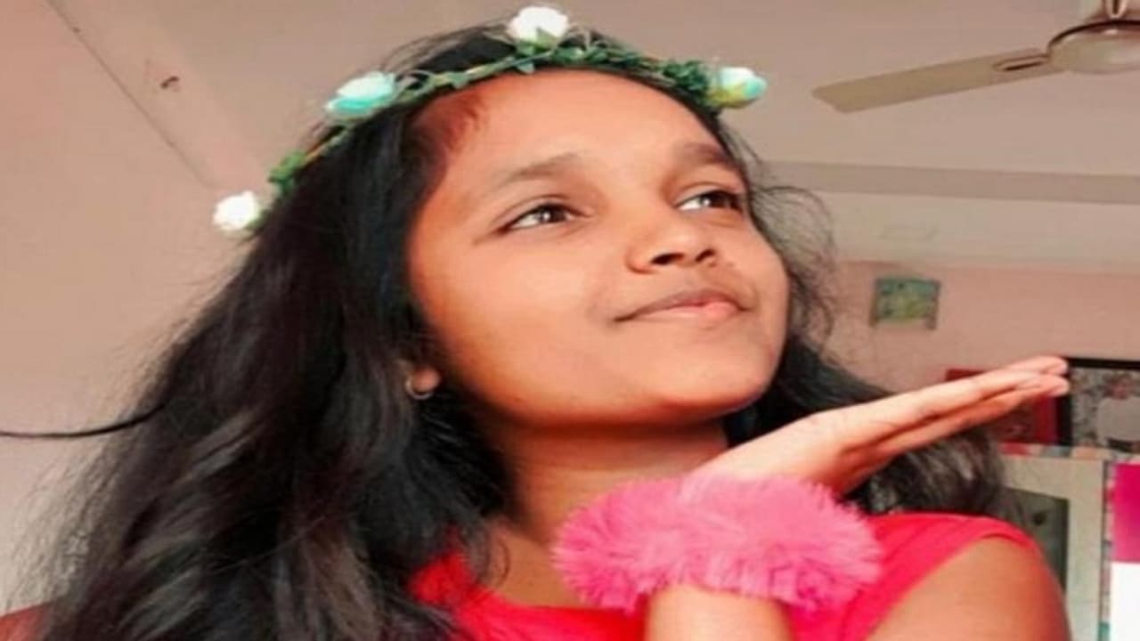 ರಾಯಚೂರು: ತಾತನಿಗೆ ಬನ್ನಿ ಕೊಟ್ಟು ವಾಪಸ್ ಬರೋ ವೇಳೆ ಸ್ಕೂಟರ್ಗೆ ಕಾರ್ ಡಿಕ್ಕಿ, ಓರ್ವ ಯುವತಿ ಸಾವು ರಾಯಚೂರು: ತಾತನಿಗೆ ಬನ್ನಿ ಕೊಟ್ಟು ವಾಪಸ್ ಬರೋ ವೇಳೆ ಸ್ಕೂಟರ್ಗೆ ಕಾರ್ ಡಿಕ್ಕಿ, ಓರ್ವ ಯುವತಿ ಸಾವು