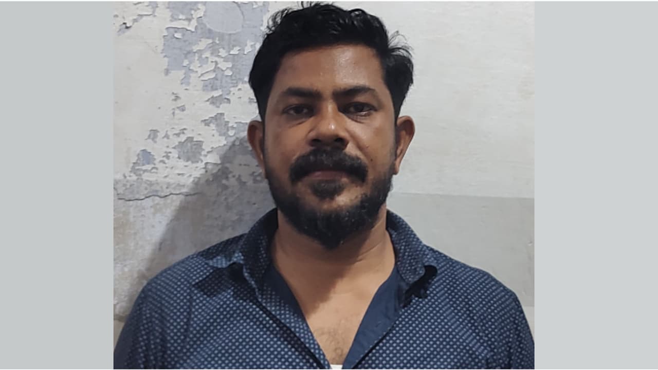 യുവതിയുടെ കാർ വാടകയ്ക്ക് എടുത്ത് മുങ്ങി, തിരികെ തരാമെന്ന് മറ്റൊരാൾ, പ്രതിയെ ഓടിച്ചിട്ട് പിടിച്ച് പൊലീസ് യുവതിയുടെ കാർ വാടകയ്ക്ക് എടുത്ത് മുങ്ങി, തിരികെ തരാമെന്ന് മറ്റൊരാൾ, പ്രതിയെ ഓടിച്ചിട്ട് പിടിച്ച് പൊലീസ്