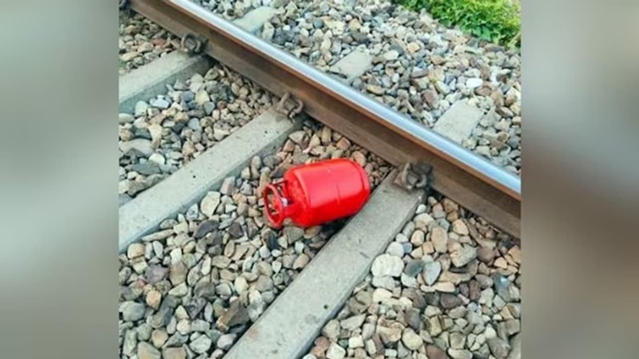 ರೈಲ್ವೆ ಹಳಿಯ ಮೇಲೆ ಸಿಲಿಂಡರ್ ಪತ್ತೆ, ಉತ್ತರಾಖಂಡದಲ್ಲಿ ದುಷ್ಕೃತ್ಯಕ್ಕೆ ಯತ್ನ! ರೈಲ್ವೆ ಹಳಿಯ ಮೇಲೆ ಸಿಲಿಂಡರ್ ಪತ್ತೆ, ಉತ್ತರಾಖಂಡದಲ್ಲಿ ದುಷ್ಕೃತ್ಯಕ್ಕೆ ಯತ್ನ!