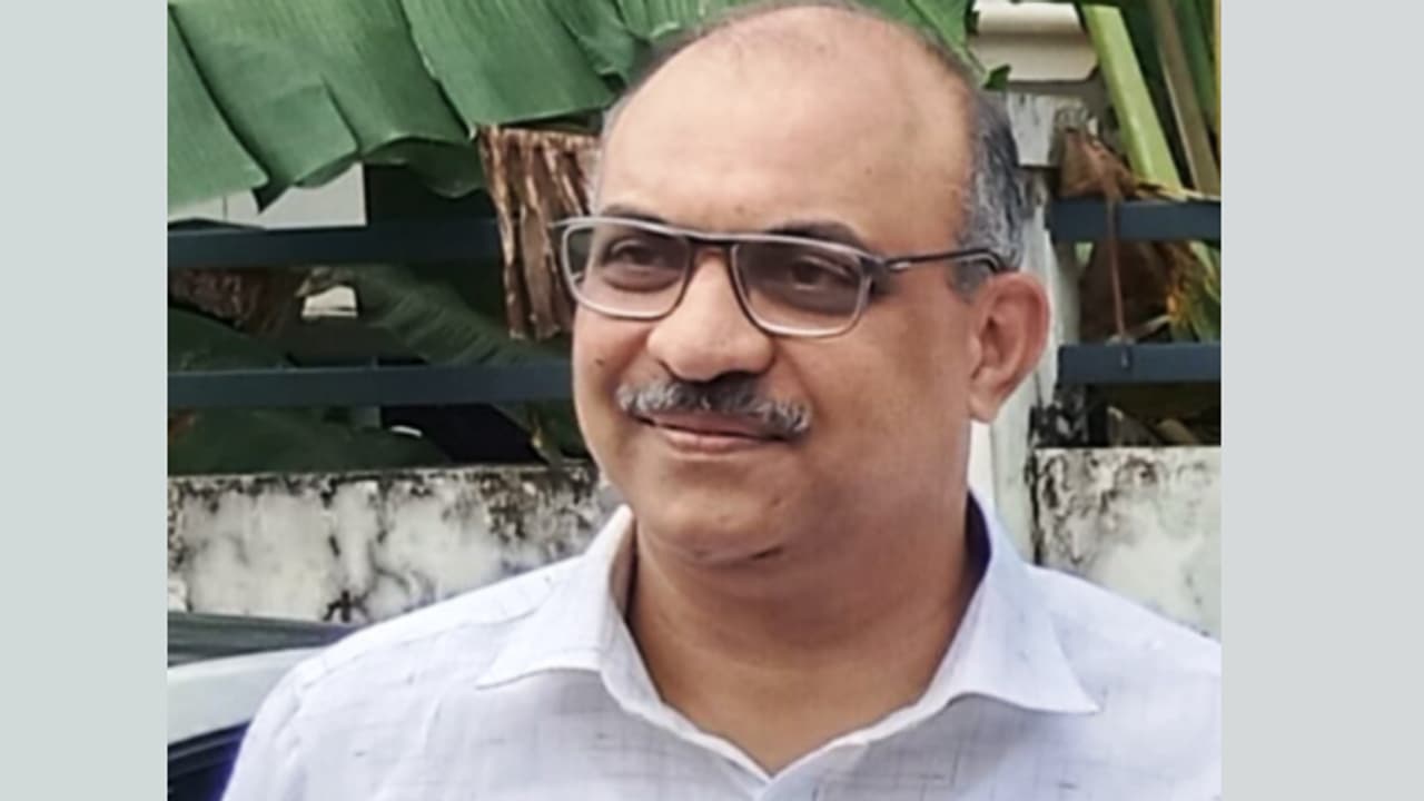 എയർപ്പോർട്ടിൽ നിന്ന് സുഹൃത്തിനെയും കൂട്ടിക്കൊണ്ട് വരുന്നതിനിടെ കാറിൽ വെച്ച് ഹൃദയാഘാതം; മലയാളി മരിച്ചു എയർപ്പോർട്ടിൽ നിന്ന് സുഹൃത്തിനെയും കൂട്ടിക്കൊണ്ട് വരുന്നതിനിടെ കാറിൽ വെച്ച് ഹൃദയാഘാതം; മലയാളി മരിച്ചു