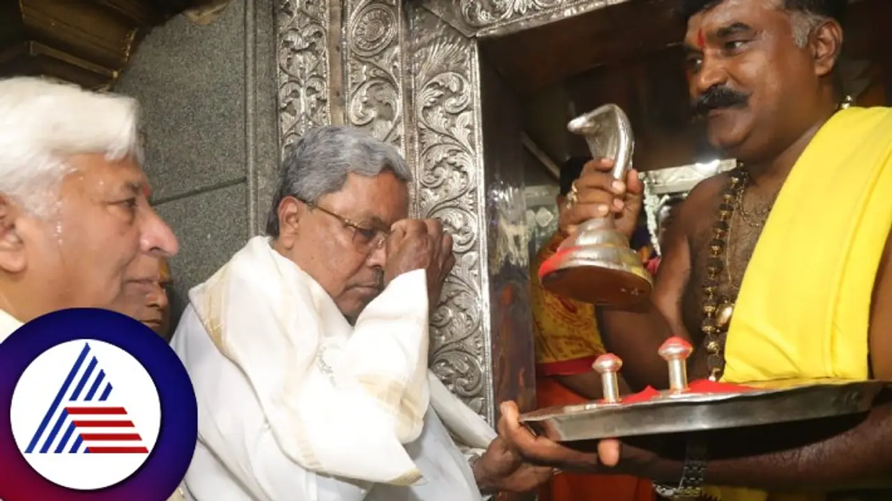 ಮುಡಾ ಸಂಕಷ್ಟ ಬೆನ್ನಲ್ಲೇ ಸವದತ್ತಿ ಯಲ್ಲಮ್ಮ ದೇವಿ ಮೊರೆ ಹೋದ ಸಿಎಂ; ಪತ್ನಿ ಹೆಸರಲ್ಲಿ ಶಕ್ತಿ ದೇವತೆಗೆ ವಿಶೇಷ ಪೂಜೆ! ಮುಡಾ ಸಂಕಷ್ಟ ಬೆನ್ನಲ್ಲೇ ಸವದತ್ತಿ ಯಲ್ಲಮ್ಮ ದೇವಿ ಮೊರೆ ಹೋದ ಸಿಎಂ; ಪತ್ನಿ ಹೆಸರಲ್ಲಿ ಶಕ್ತಿ ದೇವತೆಗೆ ವಿಶೇಷ ಪೂಜೆ!