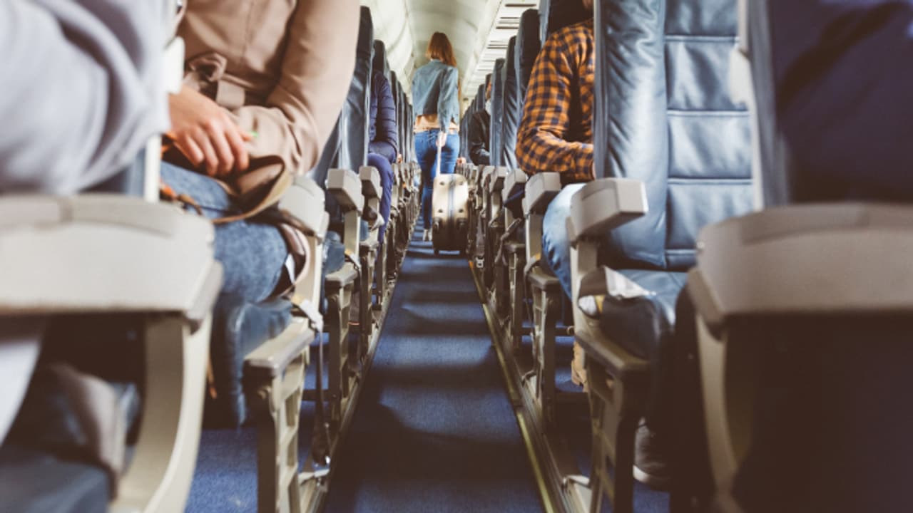 വിമാനത്തിൽ ദുരനുഭവം; മുഖത്ത് സാരമായ പരിക്ക്, പല്ലൊടിഞ്ഞു, പരാതി നൽകി 31കാരൻ, ലഗേജ് മുഖത്ത് വീണെന്ന് യുവാവ് വിമാനത്തിൽ ദുരനുഭവം; മുഖത്ത് സാരമായ പരിക്ക്, പല്ലൊടിഞ്ഞു, പരാതി നൽകി 31കാരൻ, ലഗേജ് മുഖത്ത് വീണെന്ന് യുവാവ്