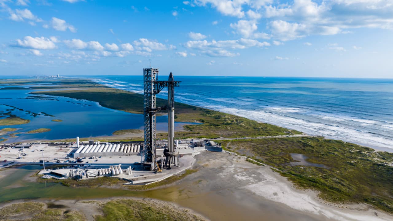 പൊട്ടിത്തെറിയുടെ ക്ഷീണം മാറ്റാന്‍ മസ്ക്; സ്പേസ് എക്സ് സ്റ്റാർഷിപ്പ് എട്ടാം പരീക്ഷണ വിക്ഷേപണം വെള്ളിയാഴ്ച 