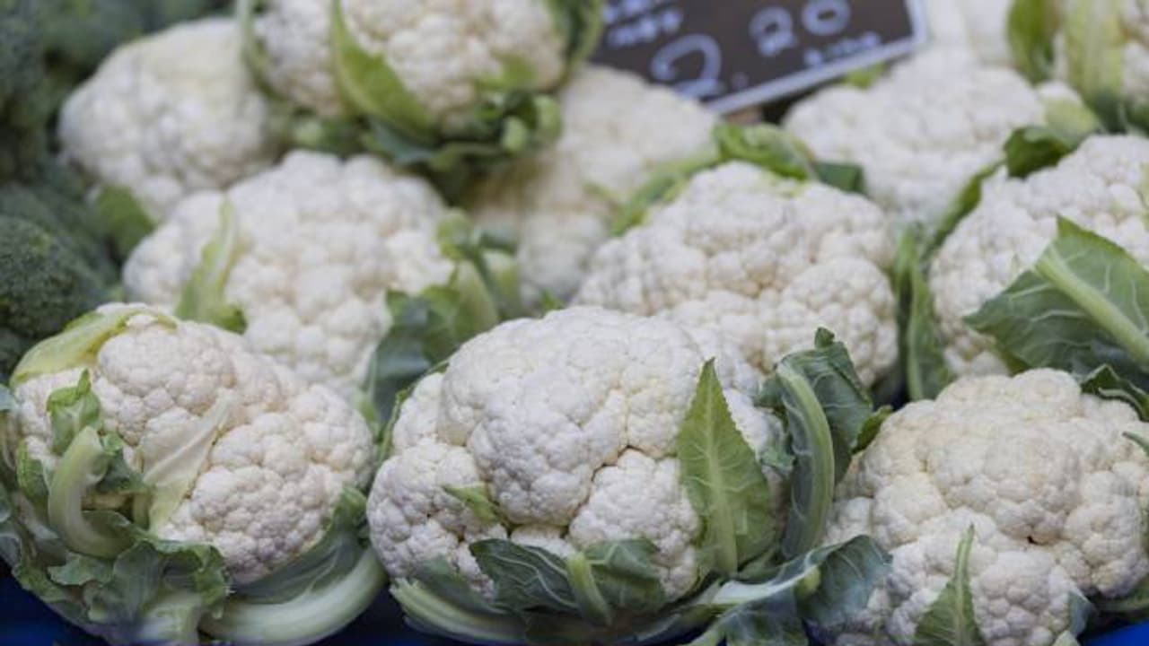 ഷോപ്പിംഗിനിടെ തലയിൽ കോളിഫ്ലവർ വീണു, സ്ത്രീ നിലത്ത് വീണു, ബോധം പോയി ഷോപ്പിംഗിനിടെ തലയിൽ കോളിഫ്ലവർ വീണു, സ്ത്രീ നിലത്ത് വീണു, ബോധം പോയി