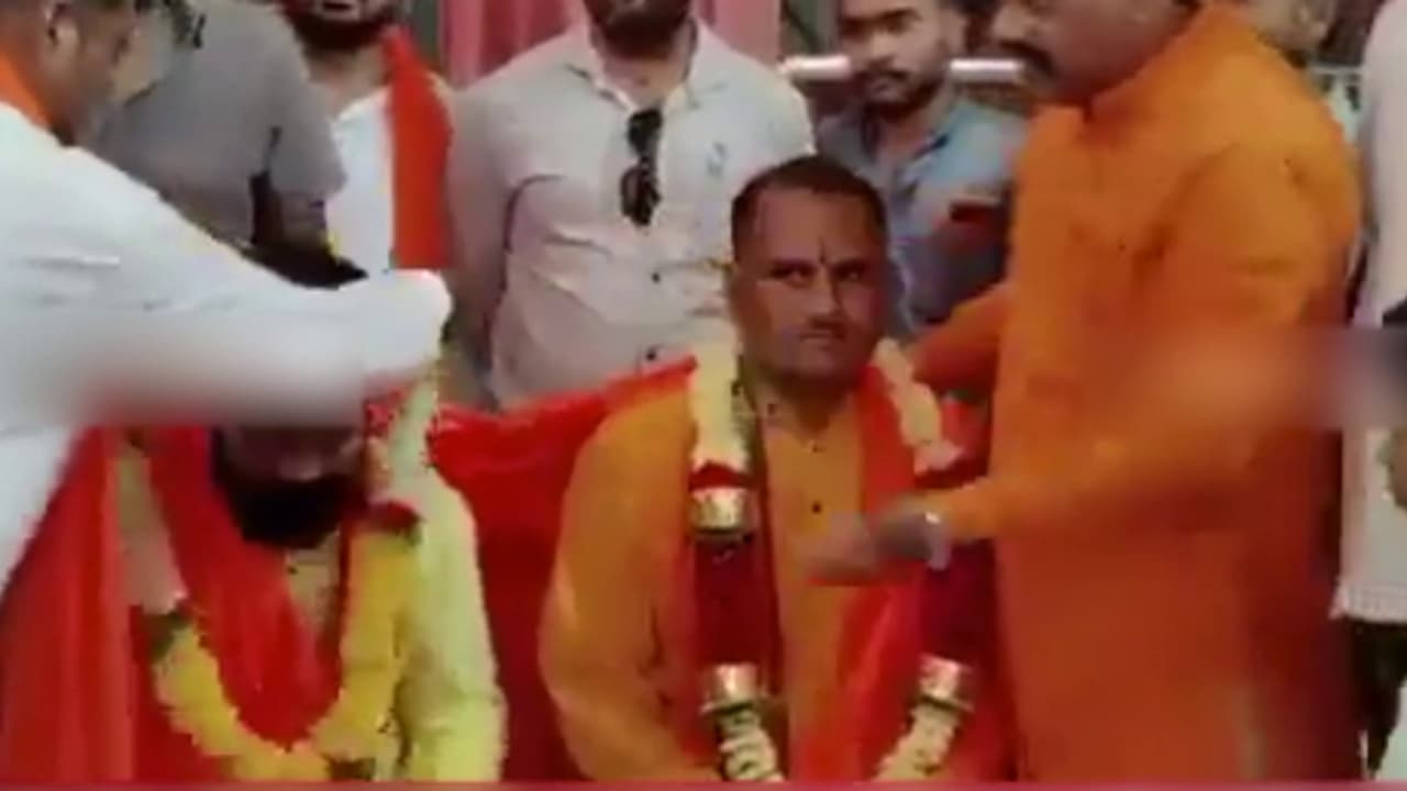 ഗൗരി ലങ്കേഷ് വധക്കേസ് പ്രതികൾക്ക് സ്വീകരണം; പ്രത്യേക പൂജയും മാലയിട്ട് സ്വീകരണവും ഒരുക്കി തീവ്രഹിന്ദു സംഘടനകൾ ഗൗരി ലങ്കേഷ് വധക്കേസ് പ്രതികൾക്ക് സ്വീകരണം; പ്രത്യേക പൂജയും മാലയിട്ട് സ്വീകരണവും ഒരുക്കി തീവ്രഹിന്ദു സംഘടനകൾ