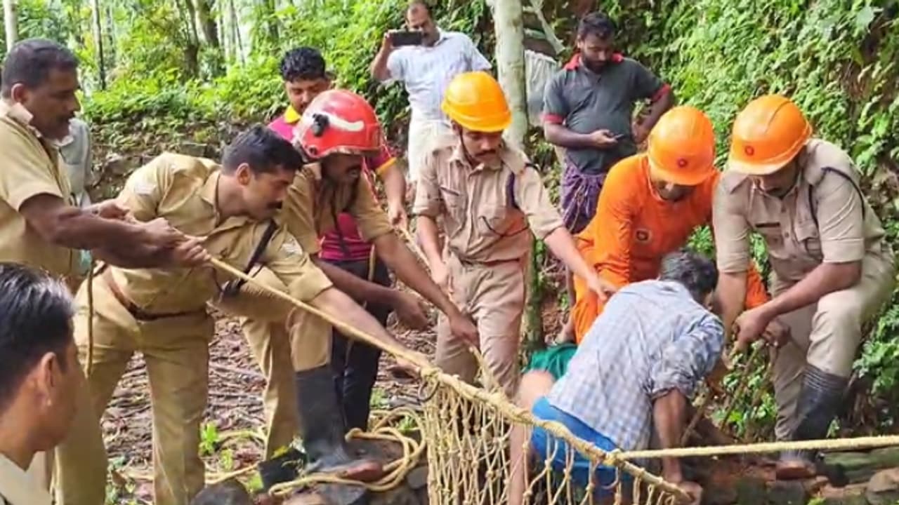 പശുവിനെ രക്ഷിക്കാൻ കിണറ്റിലിറങ്ങിയപ്പോൾ പാമ്പ്, കുടുങ്ങി യുവാവ്, രക്ഷക്കെത്തി ഫയർഫോഴ്സ് പശുവിനെ രക്ഷിക്കാൻ കിണറ്റിലിറങ്ങിയപ്പോൾ പാമ്പ്, കുടുങ്ങി യുവാവ്, രക്ഷക്കെത്തി ഫയർഫോഴ്സ്