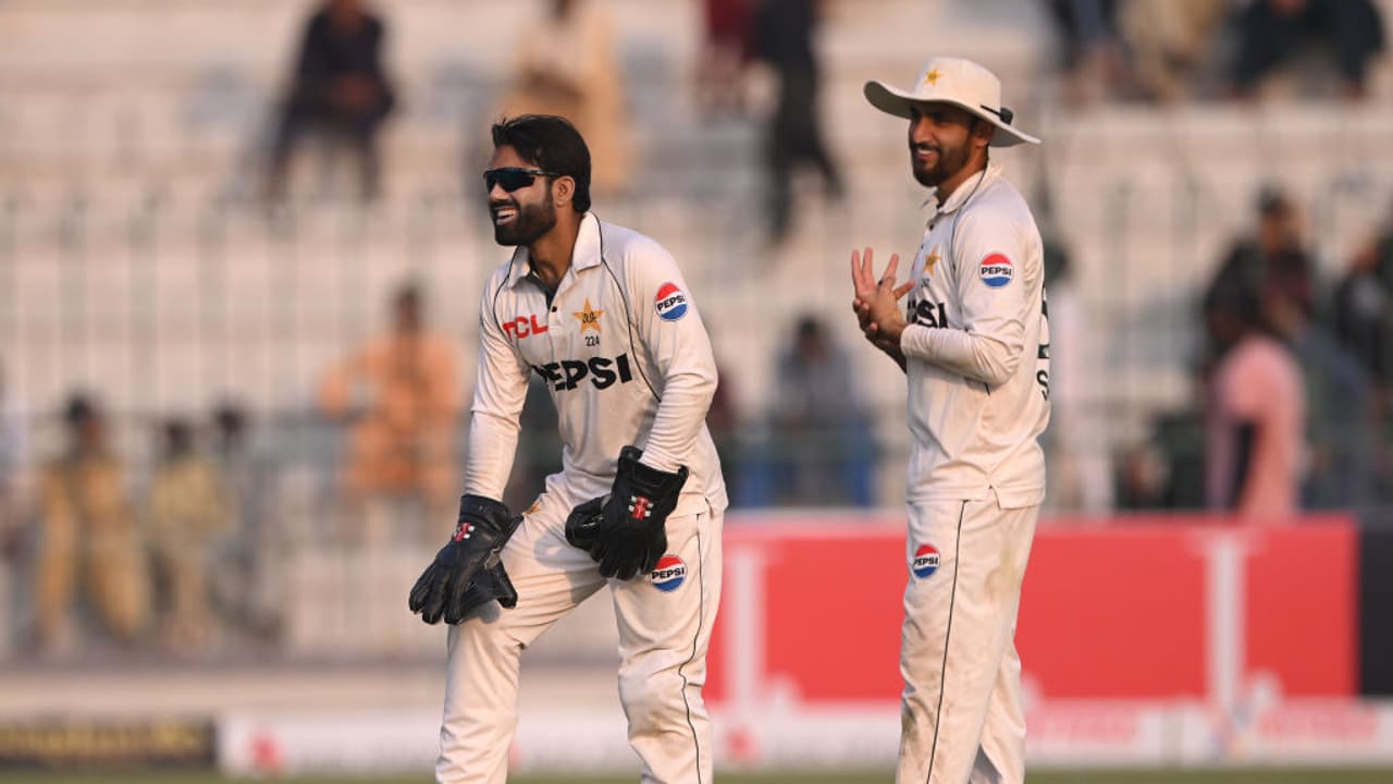 അടിമുടി മാറ്റവുമായി പാകിസ്ഥാൻ, ഇംഗ്ലണ്ടിനെതിരായ രണ്ടാം ടെസ്റ്റിനുള്ള പ്ലേയിംഗ് ഇലവനെ പ്രഖ്യാപിച്ചു അടിമുടി മാറ്റവുമായി പാകിസ്ഥാൻ, ഇംഗ്ലണ്ടിനെതിരായ രണ്ടാം ടെസ്റ്റിനുള്ള പ്ലേയിംഗ് ഇലവനെ പ്രഖ്യാപിച്ചു