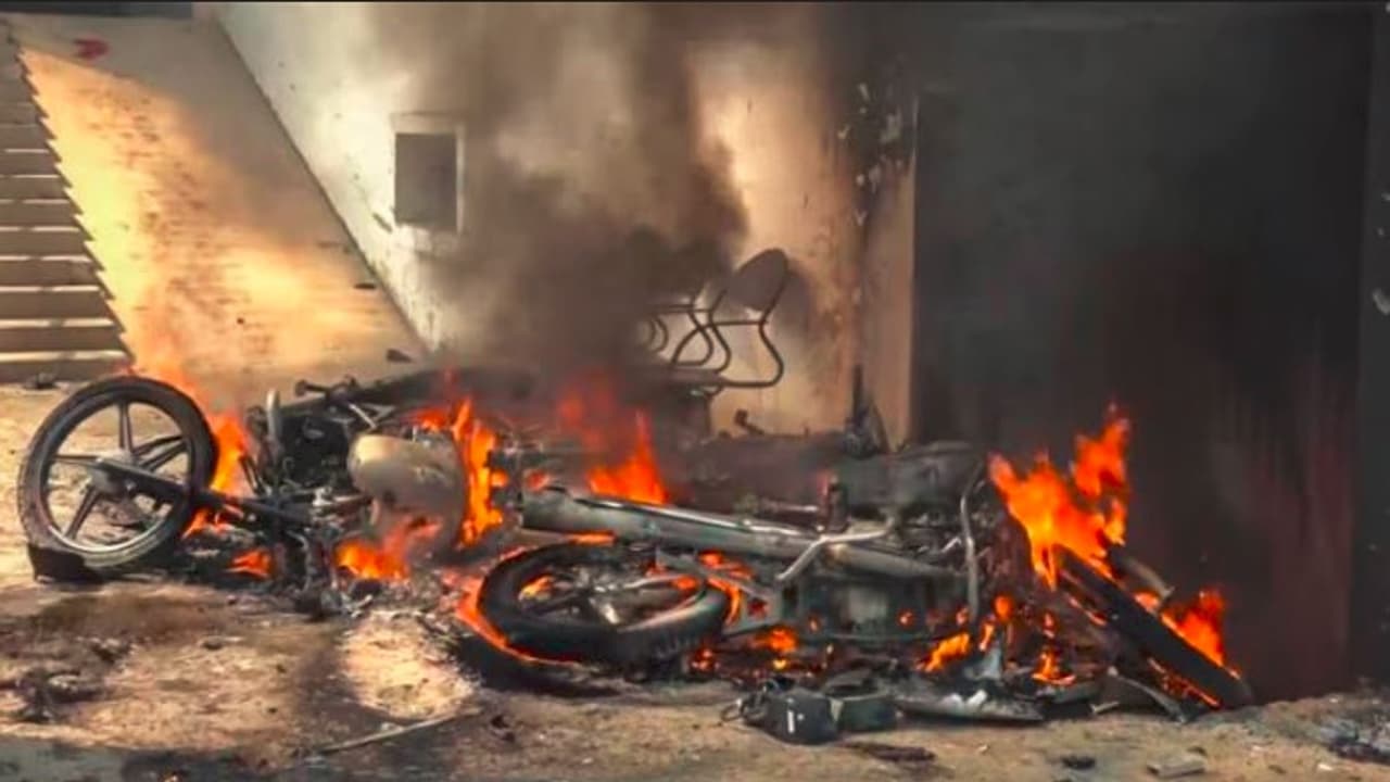 ದುರ್ಗಾದೇವಿ ಶೋಭಾಯಾತ್ರೆ ಕಲ್ಲು ತೂರಾಟ, ಗುಂಡಿನ ದಾಳಿ: ಓರ್ವ ಸಾವು ದುರ್ಗಾದೇವಿ ಶೋಭಾಯಾತ್ರೆ ಕಲ್ಲು ತೂರಾಟ, ಗುಂಡಿನ ದಾಳಿ: ಓರ್ವ ಸಾವು