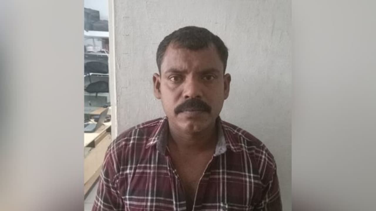 ഗൾഫിലേയ്ക്ക് മടങ്ങിപ്പോകാനിരിക്കെ തർക്കം, സുഹൃത്തിനെ കുത്തി; തൃശൂരിൽ ഒരാൾ അറസ്റ്റിൽ ഗൾഫിലേയ്ക്ക് മടങ്ങിപ്പോകാനിരിക്കെ തർക്കം, സുഹൃത്തിനെ കുത്തി; തൃശൂരിൽ ഒരാൾ അറസ്റ്റിൽ