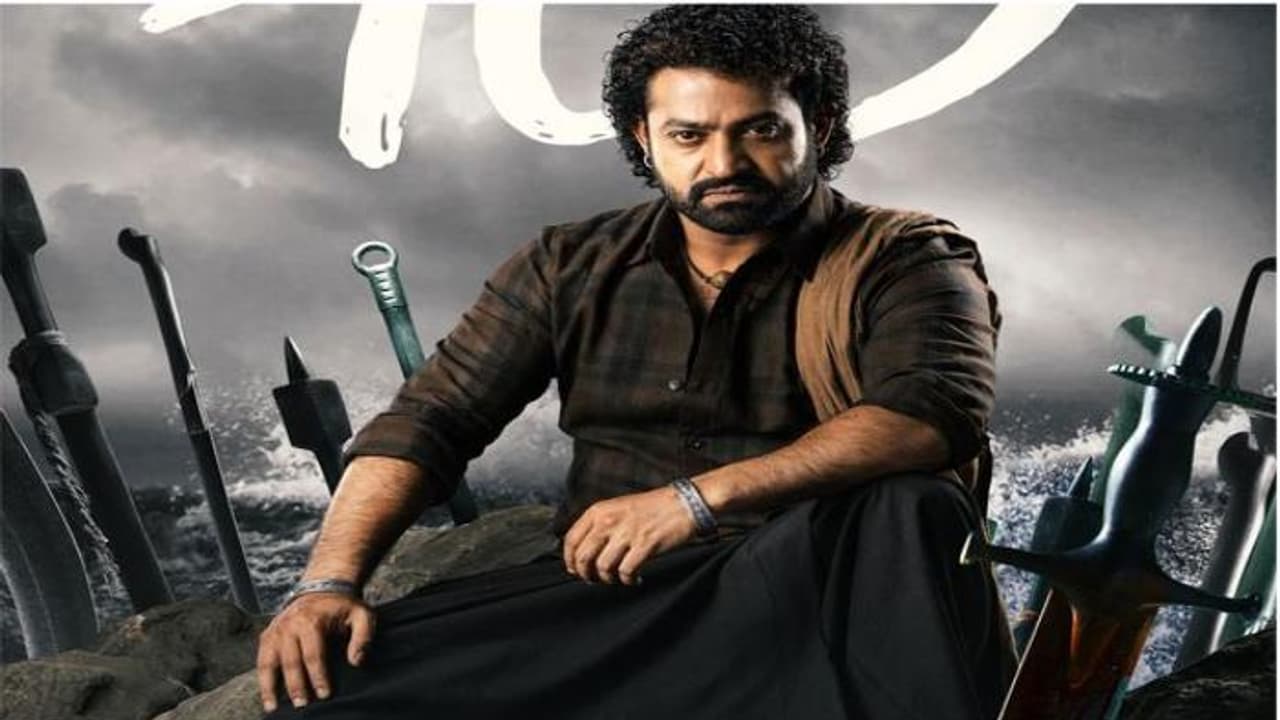 థియేటర్లో ఇంకా `దేవర` హంగామా..`పుష్ప 2`ని తట్టుకుని ఆరు సెంటర్లలో వంద రోజులు, ఎక్కడెక్కడ అంటే? థియేటర్లో ఇంకా `దేవర` హంగామా..`పుష్ప 2`ని తట్టుకుని ఆరు సెంటర్లలో వంద రోజులు, ఎక్కడెక్కడ అంటే?