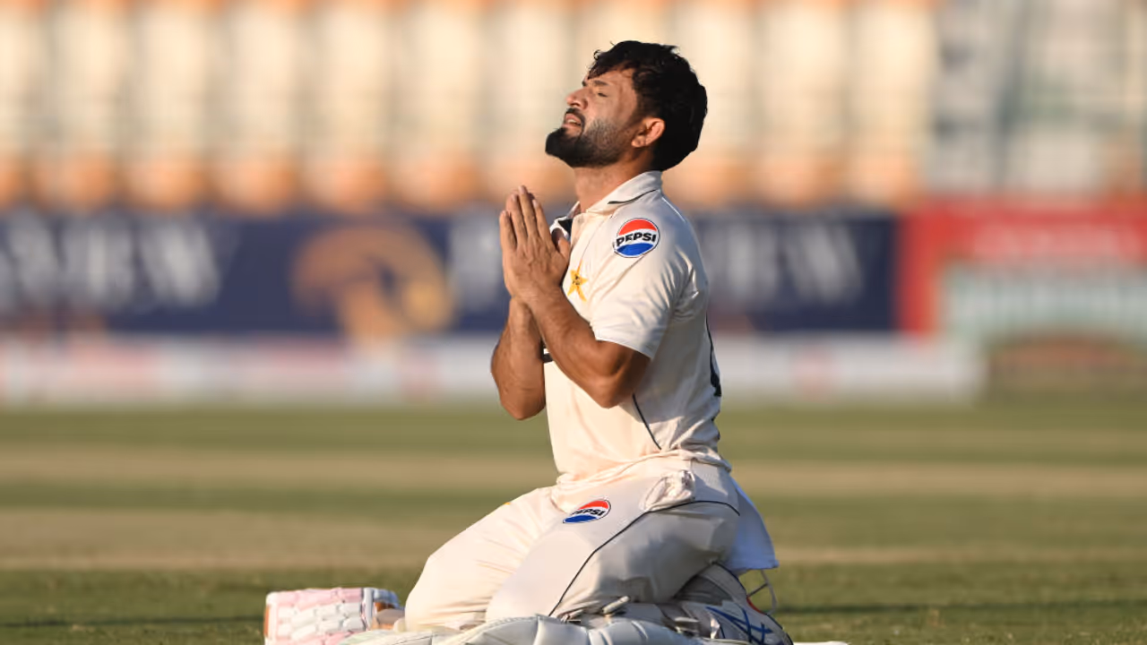 ബാബറിന്റെ പകരക്കാരന് ടെസ്റ്റ് അരങ്ങേറ്റത്തില് സെഞ്ചുറി! ഇംഗ്ലണ്ടിനെതിരെ പാകിസ്ഥാന് മികച്ച സ്കോറിലേക്ക് ബാബറിന്റെ പകരക്കാരന് ടെസ്റ്റ് അരങ്ങേറ്റത്തില് സെഞ്ചുറി! ഇംഗ്ലണ്ടിനെതിരെ പാകിസ്ഥാന് മികച്ച സ്കോറിലേക്ക്