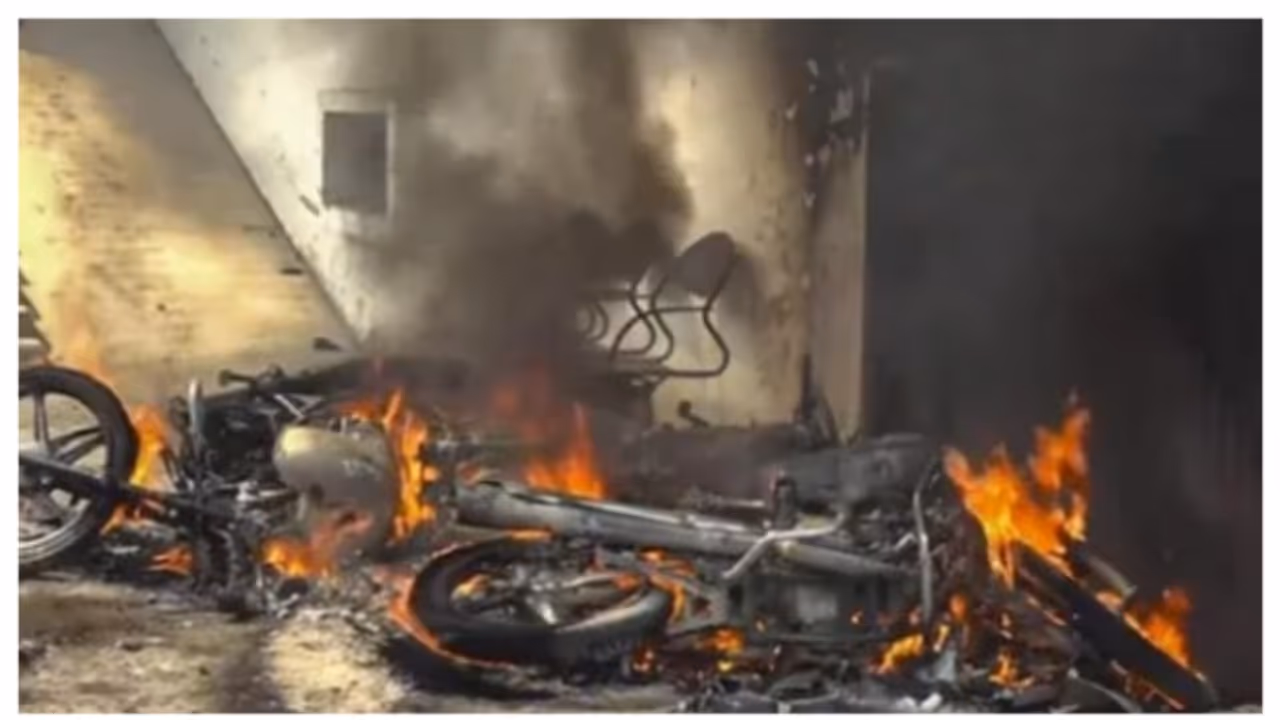 ബഹറൈച്ച് സംഘർഷം: പ്രദേശത്ത് കനത്ത ജാഗ്രത തുടരുന്നു; ക്യാംപ് ചെയ്ത് മുതിർന്ന പൊലീസ് ഉദ്യോഗസ്ഥർ ബഹറൈച്ച് സംഘർഷം: പ്രദേശത്ത് കനത്ത ജാഗ്രത തുടരുന്നു; ക്യാംപ് ചെയ്ത് മുതിർന്ന പൊലീസ് ഉദ്യോഗസ്ഥർ