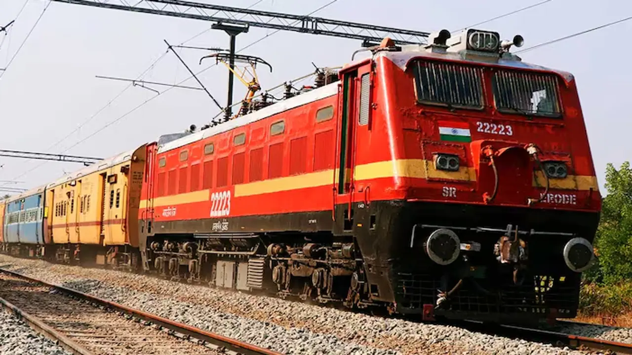 ഉത്സവകാലത്തേക്കുള്ള പ്രത്യേക ട്രെയിൻ, യാത്രക്കാരുടെ ക്ഷമ പരീക്ഷിച്ച് റെയിൽവേ, വൈകിയത് 15 മണിക്കൂർ ഉത്സവകാലത്തേക്കുള്ള പ്രത്യേക ട്രെയിൻ, യാത്രക്കാരുടെ ക്ഷമ പരീക്ഷിച്ച് റെയിൽവേ, വൈകിയത് 15 മണിക്കൂർ