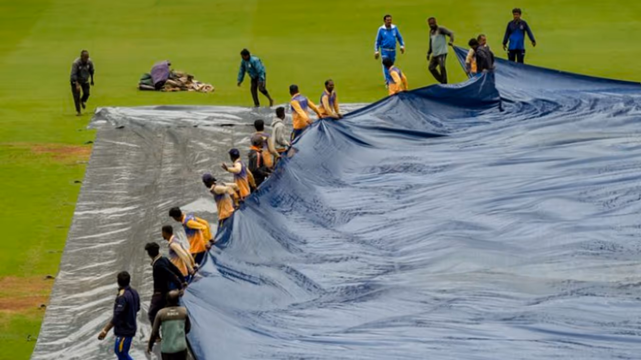 ബെംഗളൂരുവില് കനത്ത മഴ, ഇന്ത്യ ന്യൂസിലന്ഡ് ഒന്നാം ടെസ്റ്റ് ടോസ് വൈകുന്നു ബെംഗളൂരുവില് കനത്ത മഴ, ഇന്ത്യ ന്യൂസിലന്ഡ് ഒന്നാം ടെസ്റ്റ് ടോസ് വൈകുന്നു