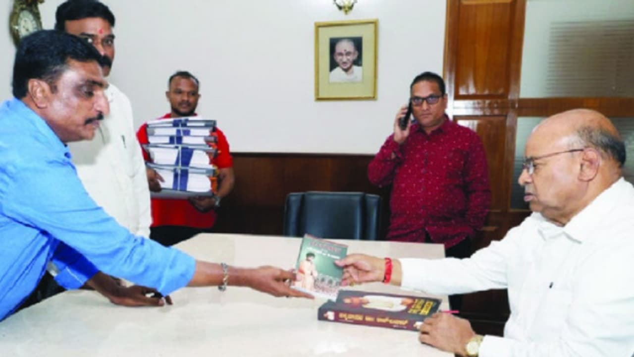 3 ಹಗರಣ: ಸಿಎಂ ಸಿದ್ದರಾಮಯ್ಯ, ಮಲ್ಲಿಕಾರ್ಜುನ ಖರ್ಗೆ ವಿರುದ್ಧ ರಾಜ್ಯಪಾಲರಿಗೆ ದೂರು