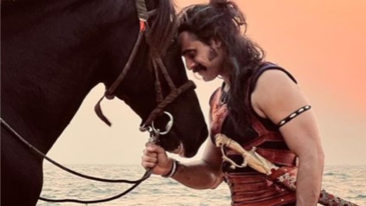 നാലാമാഴ്ചയിലും നാല് കോടി, എആര്എം കളക്ഷൻ ഞെട്ടിക്കുന്നത്, ശരിക്കും സംഭവിക്കുന്നത് എന്ത്? നാലാമാഴ്ചയിലും നാല് കോടി, എആര്എം കളക്ഷൻ ഞെട്ടിക്കുന്നത്, ശരിക്കും സംഭവിക്കുന്നത് എന്ത്?