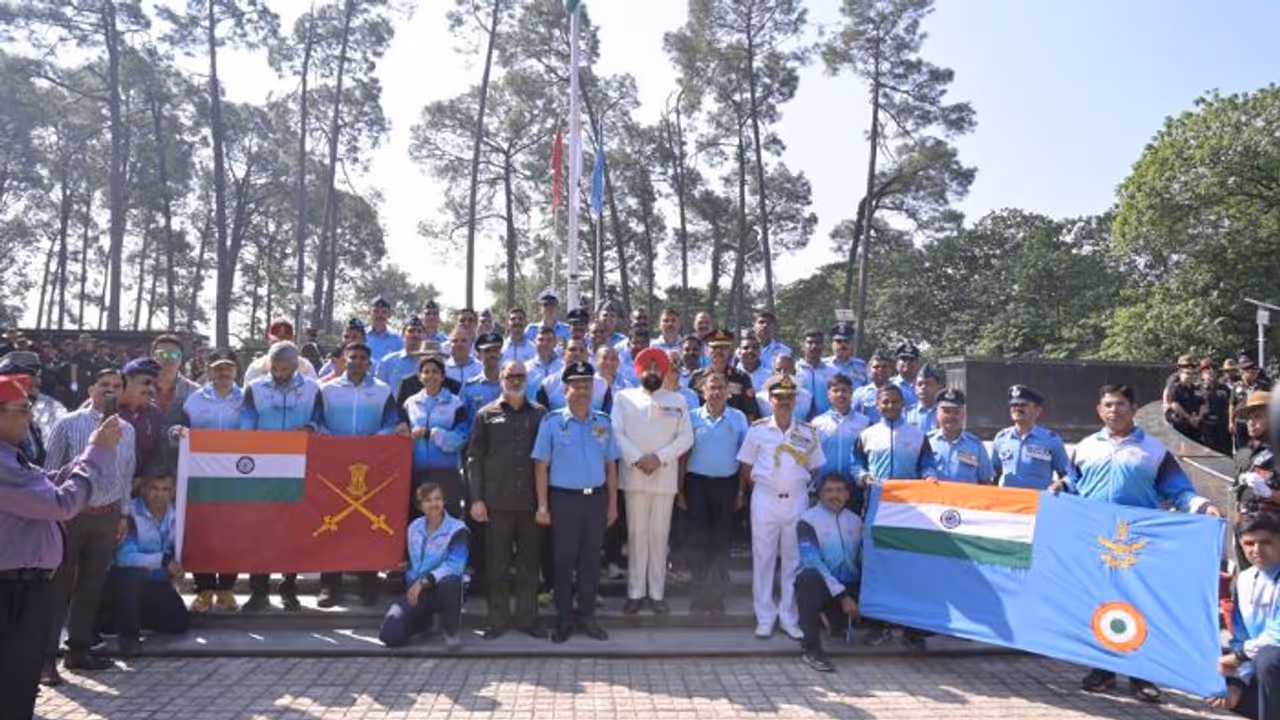 IAF UWM car rally: Uttarakhand Governor Lt Gen Gurmeet Singh interacts with participants at Dehradun