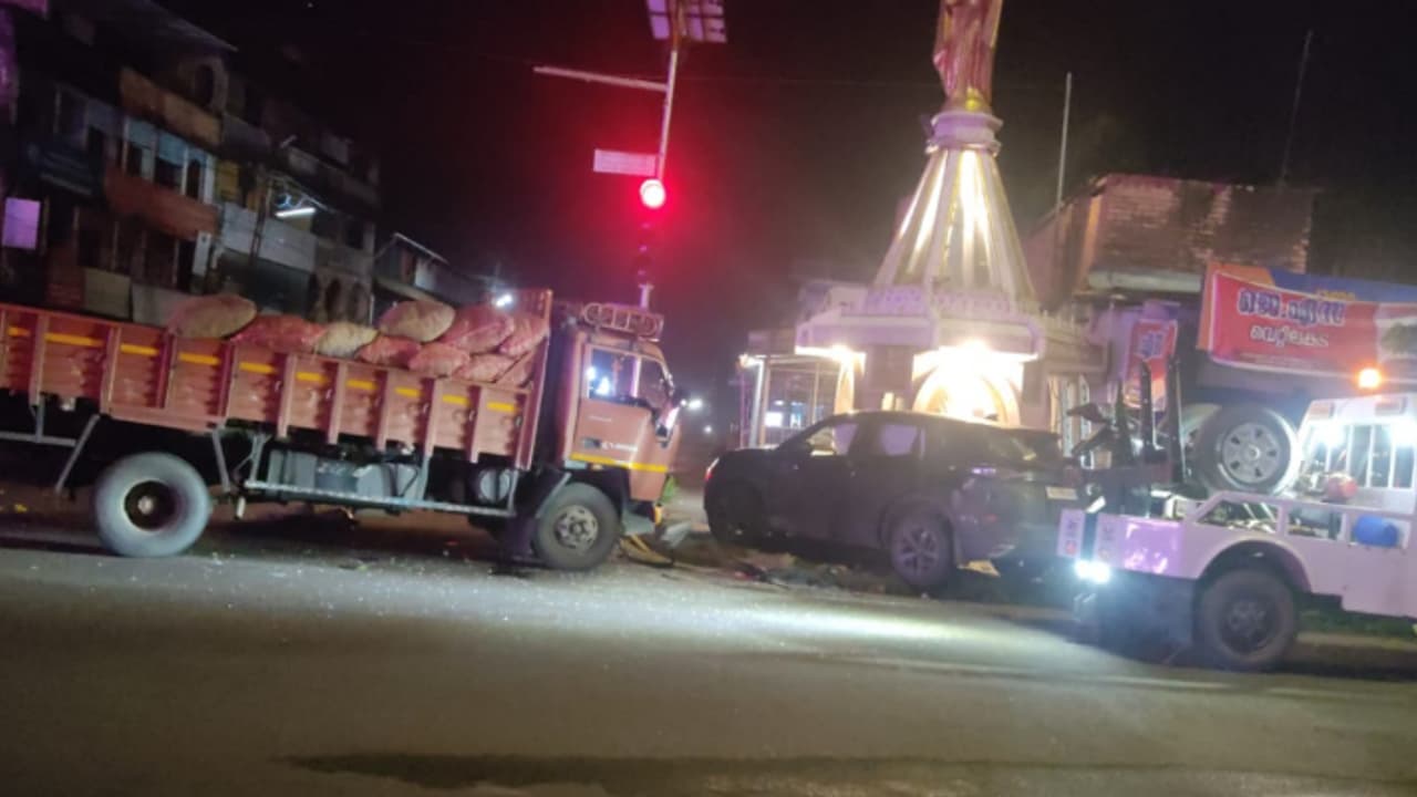 സിഗ്നലിന് സമീപം ലോറിയും കാറും കൂട്ടിയിടിച്ചു, കാർ കുരിശ്ശടിയിലേക്ക് പാഞ്ഞുകയറി കൈവരികൾ തകർന്നു സിഗ്നലിന് സമീപം ലോറിയും കാറും കൂട്ടിയിടിച്ചു, കാർ കുരിശ്ശടിയിലേക്ക് പാഞ്ഞുകയറി കൈവരികൾ തകർന്നു