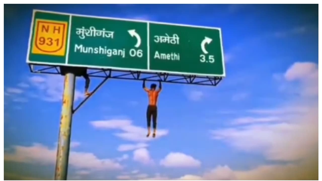 അഭ്യാസി തന്നെ; അമേഠിയിൽ 20 അടി ഉയരമുള്ള സൈൻ ബോർഡിൽ കയറി യുവാവിന്‍റെ അഭ്യാസം, വീഡിയോ വൈറൽ, പിന്നാലെ കേസ് 