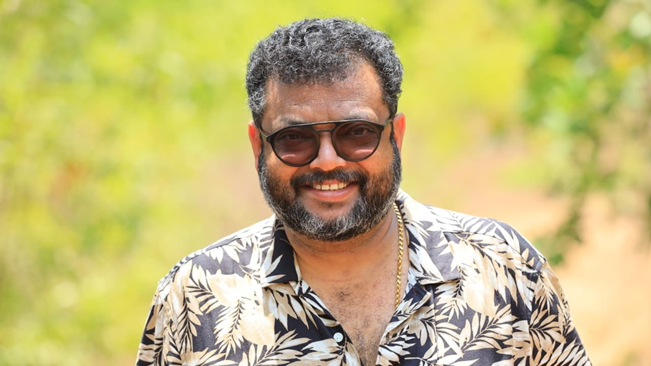 സുനീഷ് വാരനാട്: 'പൊറാട്ട് നാടകം' ഞാൻ ആദ്യം പ്ലാൻ ചെയ്തത് ഹിന്ദിയിൽ സുനീഷ് വാരനാട്: 'പൊറാട്ട് നാടകം' ഞാൻ ആദ്യം പ്ലാൻ ചെയ്തത് ഹിന്ദിയിൽ