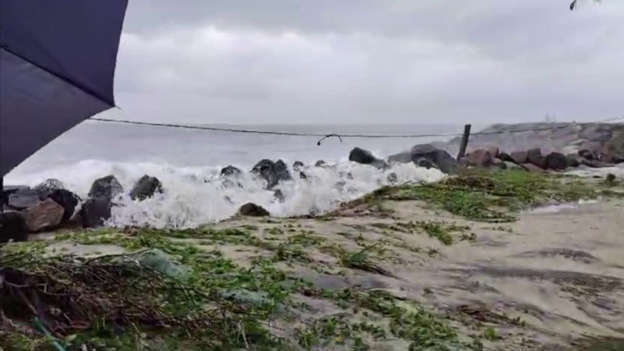 സംസ്ഥാനത്ത് രൂക്ഷമായ കടൽക്ഷോഭം, നിരവധി വീടുകളിൽ വെള്ളം കയറി, തീരപ്രദേശത്ത് ജാഗ്രതാ നിർദേശം, പ്രതിഷേധം സംസ്ഥാനത്ത് രൂക്ഷമായ കടൽക്ഷോഭം, നിരവധി വീടുകളിൽ വെള്ളം കയറി, തീരപ്രദേശത്ത് ജാഗ്രതാ നിർദേശം, പ്രതിഷേധം