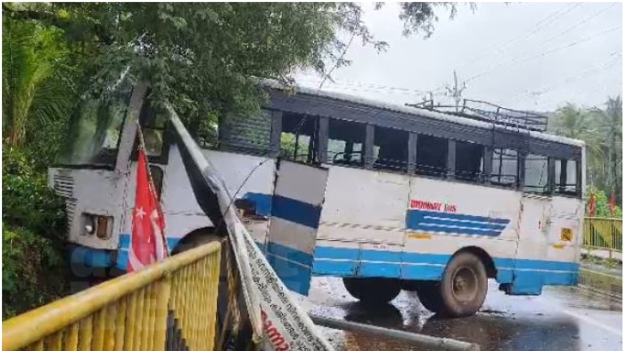 മലപ്പുറത്ത് കെഎസ്ആർടിസി ബസ് നിയന്ത്രണം വിട്ട് മതിലിൽ ഇടിച്ചു; 5 പേർക്ക് പരിക്കേറ്റു