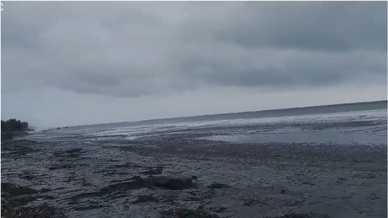 തോട്ടപ്പള്ളിയിൽ കടൽ ഉൾവലിഞ്ഞു; സംസ്ഥാനത്ത് കള്ളക്കടൽ ജാഗ്രതാ നിർദേശം, തീരദേശ ജില്ലകളിൽ റെഡ് അലർട്ട്