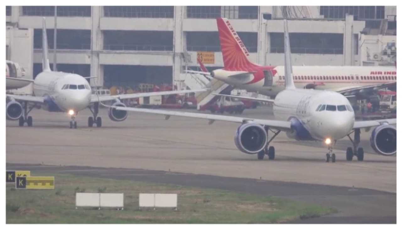 വിമാനത്തിൽ ബോംബ് ഭീഷണി സന്ദേശം: കുറ്റം സമ്മതിച്ച് 17കാരൻ; പിന്നിൽ സുഹൃത്തിനോടുളള പകയെന്ന് മൊഴി വിമാനത്തിൽ ബോംബ് ഭീഷണി സന്ദേശം: കുറ്റം സമ്മതിച്ച് 17കാരൻ; പിന്നിൽ സുഹൃത്തിനോടുളള പകയെന്ന് മൊഴി