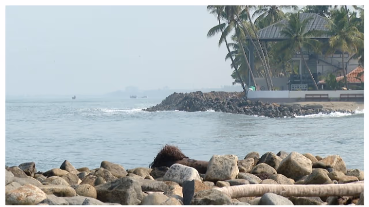 കടൽ കായൽ തീരത്ത് 'നിർമാണ ഇളവ്'; സംസ്ഥാനത്തിന്റെ 'തീരദേശ പരിപാലന പ്ലാനിന്' പരിസ്ഥിതി മന്ത്രാലയത്തിൻ്റെ അനുമതി കടൽ കായൽ തീരത്ത് 'നിർമാണ ഇളവ്'; സംസ്ഥാനത്തിന്റെ 'തീരദേശ പരിപാലന പ്ലാനിന്' പരിസ്ഥിതി മന്ത്രാലയത്തിൻ്റെ അനുമതി