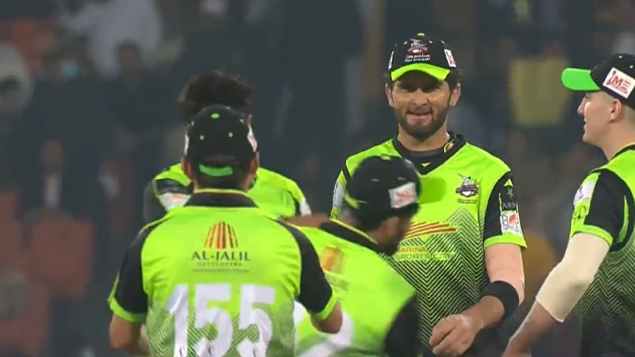 പിഎസ്എല്ലിനിടെ കമ്രാന് ഖുലാമിന്റെ മുഖത്തടിച്ച് ഹാരിസ് റൗഫ്; വൈറലായി പഴയ വീഡിയോ പിഎസ്എല്ലിനിടെ കമ്രാന് ഖുലാമിന്റെ മുഖത്തടിച്ച് ഹാരിസ് റൗഫ്; വൈറലായി പഴയ വീഡിയോ