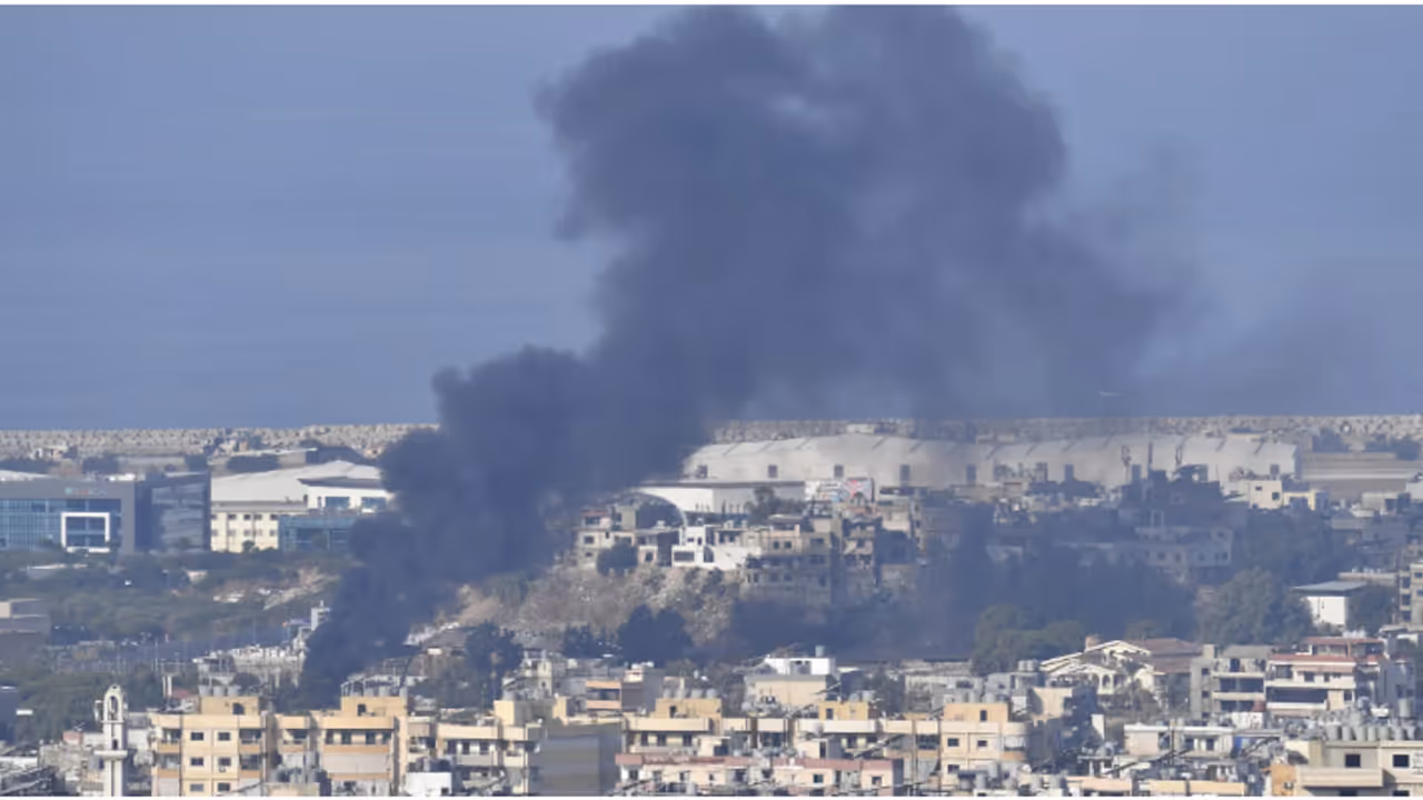 ടൗൺ മേയറടക്കം 5 പേർ കൊല്ലപ്പെട്ടു, വ്യോമാക്രമണം കടുപ്പിച്ച് ഇസ്രയേൽ; തെക്കൻ ലെബനനിൽ കനത്ത നാശം