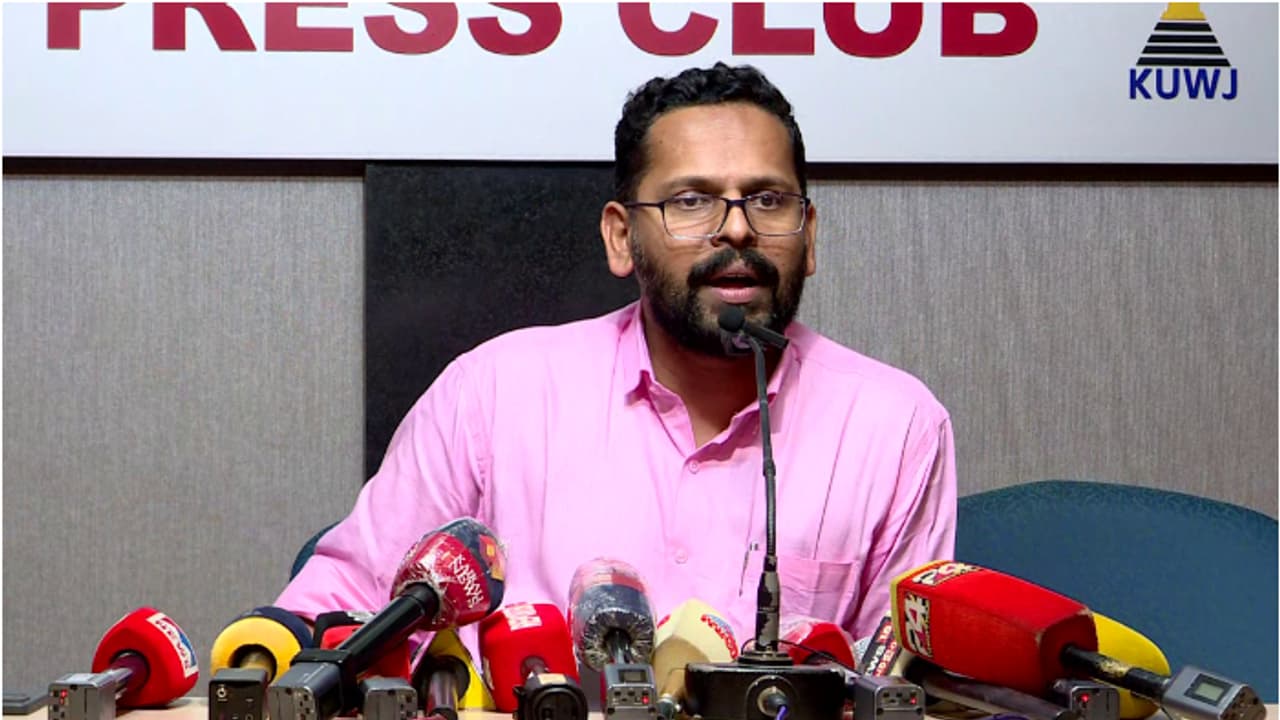 തന്റെ ഭാര്യ വ്യക്തമായ കാഴ്ചപ്പാടുകൾ ഉള്ളൊരാൾ, തിരക്കുകൾ മൂലം വരാൻ പറ്റാത്തതിൽ ഖേദം പ്രകടിപ്പിക്കുന്നു: പി സരിൻ തന്റെ ഭാര്യ വ്യക്തമായ കാഴ്ചപ്പാടുകൾ ഉള്ളൊരാൾ, തിരക്കുകൾ മൂലം വരാൻ പറ്റാത്തതിൽ ഖേദം പ്രകടിപ്പിക്കുന്നു: പി സരിൻ