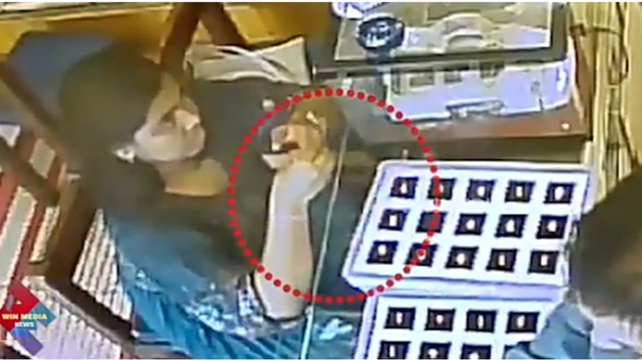 ആർക്കും സംശയം തോന്നില്ല, ചേർത്തല പൊലീസ് തേടുന്ന 32 വയസ് തോന്നിക്കുന്ന യുവതി; മുങ്ങിയത് ജുവലറിയിലെ സ്വർണവുമായി!