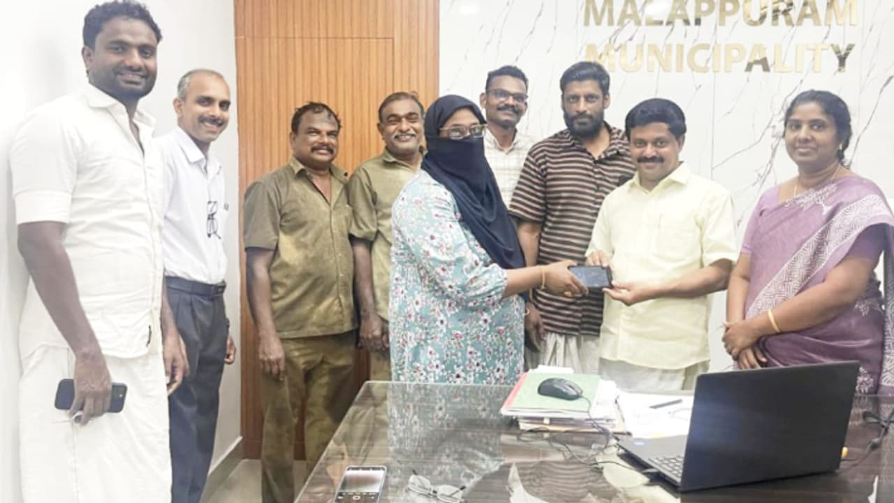 യുവതിയുടെ ഫോണ്‍ രണ്ട് മീറ്ററോളം താഴ്ചയുള്ള അഴുക്കുചാലിൽ വീണു; വീണ്ടെടുത്ത് നൽകി ശുചീകരണ തൊഴിലാളികൾ