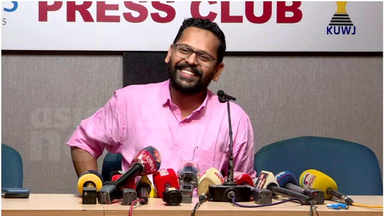 പി സരിനെ പുറത്താക്കി കോണ്ഗ്രസ്; ഇനി ഇടതിനൊപ്പമെന്ന് സരിന്, ' സിപിഎം പറഞ്ഞാൽ മത്സരിക്കും' പി സരിനെ പുറത്താക്കി കോണ്ഗ്രസ്; ഇനി ഇടതിനൊപ്പമെന്ന് സരിന്, ' സിപിഎം പറഞ്ഞാൽ മത്സരിക്കും'