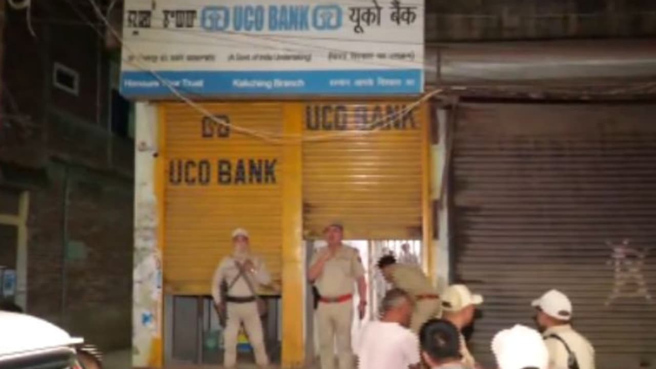 ബാങ്കിൽ പട്ടാപ്പകൽ തോക്കുചൂണ്ടി കൊള്ള; ആറര ലക്ഷം കവർന്നു. ജീവനക്കാരുടെയും ഉപഭോക്താക്കളുടെയും ഫോണും കൈക്കലാക്കി