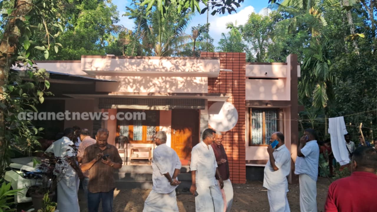 കോട്ടയത്ത് പാറത്തോടിൽ ഒരു കുടുംബത്തിലെ മൂന്ന് പേരെ മരിച്ച നിലയിൽ കണ്ടെത്തി, പൊലീസ് സ്ഥലത്തെത്തി കോട്ടയത്ത് പാറത്തോടിൽ ഒരു കുടുംബത്തിലെ മൂന്ന് പേരെ മരിച്ച നിലയിൽ കണ്ടെത്തി, പൊലീസ് സ്ഥലത്തെത്തി