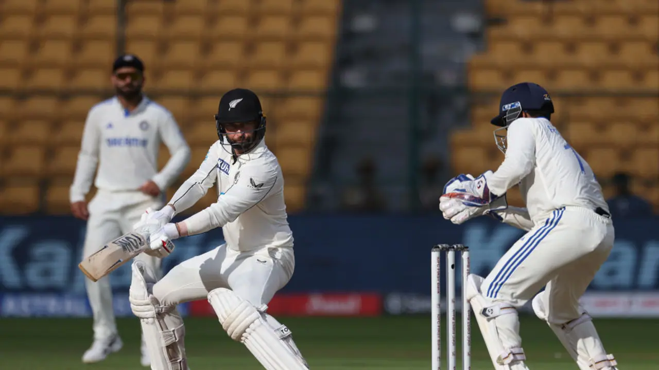 തകർന്നടിഞ്ഞ ഇന്ത്യക്കെതിരെ തകർത്തടിച്ച് കീവീസ് മറുപടി; ബെംഗളൂരു ടെസ്റ്റില്‍ ഇന്ത്യക്കെതിരെ കൂറ്റന്‍ ലീഡിലേക്ക്