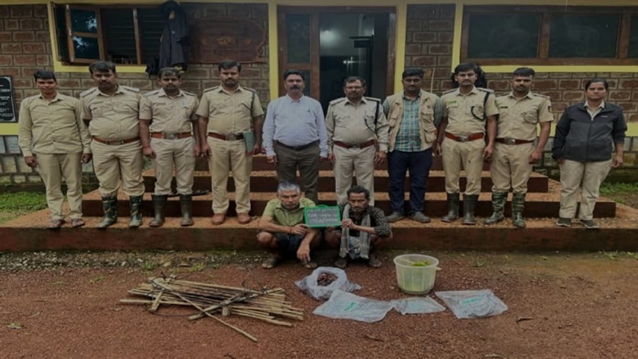 ಉತ್ತರಕನ್ನಡ: ಜೊಯಿಡಾ ಜಿಂಕೆ ಬೇಟೆ ಪ್ರಕರಣ, ಇಬ್ಬರು ಆರೋಪಿಗಳ ಬಂಧನ ಉತ್ತರಕನ್ನಡ: ಜೊಯಿಡಾ ಜಿಂಕೆ ಬೇಟೆ ಪ್ರಕರಣ, ಇಬ್ಬರು ಆರೋಪಿಗಳ ಬಂಧನ