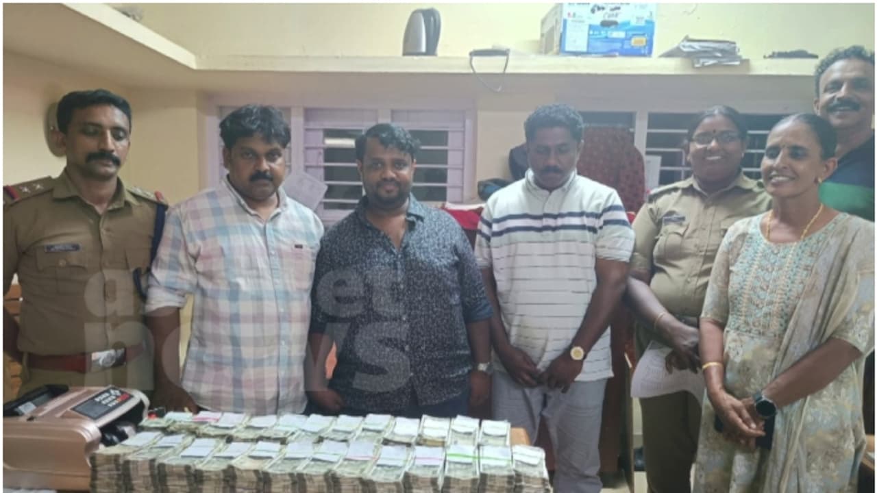 രഹസ്യ വിവരത്തിന്‍റെ അടിസ്ഥാനത്തില്‍ പരിശോധന; കായംകുളത്ത് പിടികൂടിയത് കോടികളുടെ കുഴൽപ്പണം