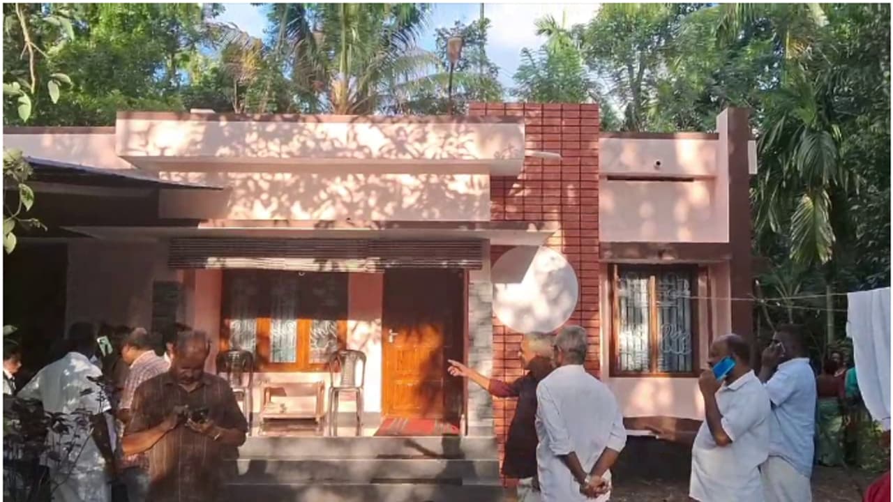 കുടുംബത്തിലെ 3 പേർ മരിച്ച സംഭവം; പ്രമാണങ്ങൾ കത്തിച്ച നിലയിൽ, മകൻ സിവിൽ സപ്ലൈസ് വകുപ്പിൽ ക്ലർക്ക്, അന്വേഷണം