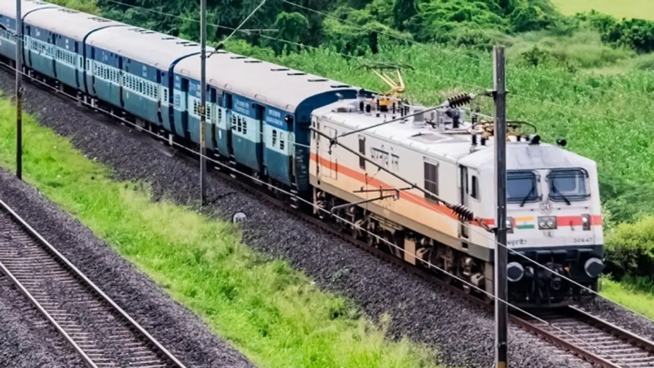 ಚಲಿಸುತ್ತಿರುವ ರೈಲಿನ ಬಾಗಿಲಲ್ಲಿ ನಿಂತು ರೀಲ್ಸ್ ಮರಕ್ಕೆ ಡಿಕ್ಕಿ ಹೊಡೆದು ಕೆಳಗೆ ಬಿದ್ದ ಯುವತಿ ಚಲಿಸುತ್ತಿರುವ ರೈಲಿನ ಬಾಗಿಲಲ್ಲಿ ನಿಂತು ರೀಲ್ಸ್ ಮರಕ್ಕೆ ಡಿಕ್ಕಿ ಹೊಡೆದು ಕೆಳಗೆ ಬಿದ್ದ ಯುವತಿ