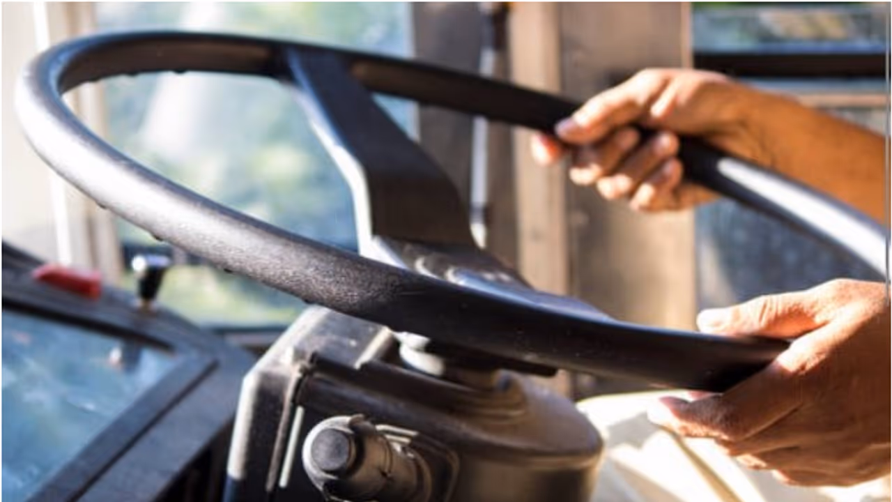 സ്റ്റോപ്പിൽ ഇറക്കിയില്ലെന്ന് വയോധികന്റെ പരാതി, സ്വകാര്യ ബസ് ഡ്രൈവറുടെ ലൈസൻസ് 3 മാസത്തേക്ക് സസ്പെൻഡ് ചെയ്തു സ്റ്റോപ്പിൽ ഇറക്കിയില്ലെന്ന് വയോധികന്റെ പരാതി, സ്വകാര്യ ബസ് ഡ്രൈവറുടെ ലൈസൻസ് 3 മാസത്തേക്ക് സസ്പെൻഡ് ചെയ്തു