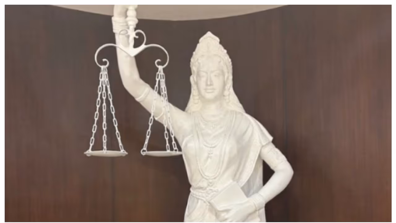 'കണ്ണ് തുറന്ന്, ഭരണഘടന കൈയിലേന്തി നീതിദേവത'; സുപ്രീംകോടതിയിൽ 'പുതിയ നീതിദേവതാ' പ്രതിമ 