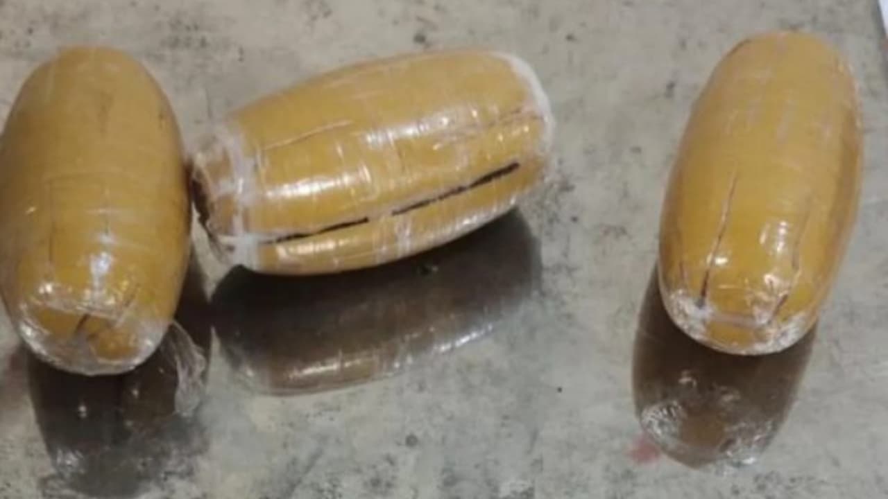 എയർപോർട്ട് ജീവനക്കാരനൊപ്പം യാത്രക്കാരനും ശുചിമുറിയിലേക്ക്, സംശയം; പിടികൂടിയത് 1.27 കിലോഗ്രാം സ്വർണപ്പൊടി