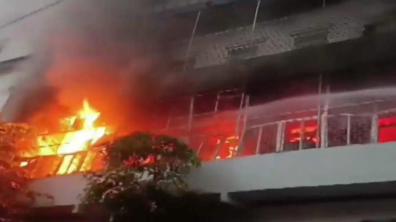 കൊൽക്കത്തയിലെ ഇഎസ്ഐ ആശുപത്രിയിൽ വൻതീപിടിത്തം; ഐസിയുവിലെ രോഗി മരിച്ചു, 80 പേരെ രക്ഷപ്പെടുത്തി കൊൽക്കത്തയിലെ ഇഎസ്ഐ ആശുപത്രിയിൽ വൻതീപിടിത്തം; ഐസിയുവിലെ രോഗി മരിച്ചു, 80 പേരെ രക്ഷപ്പെടുത്തി