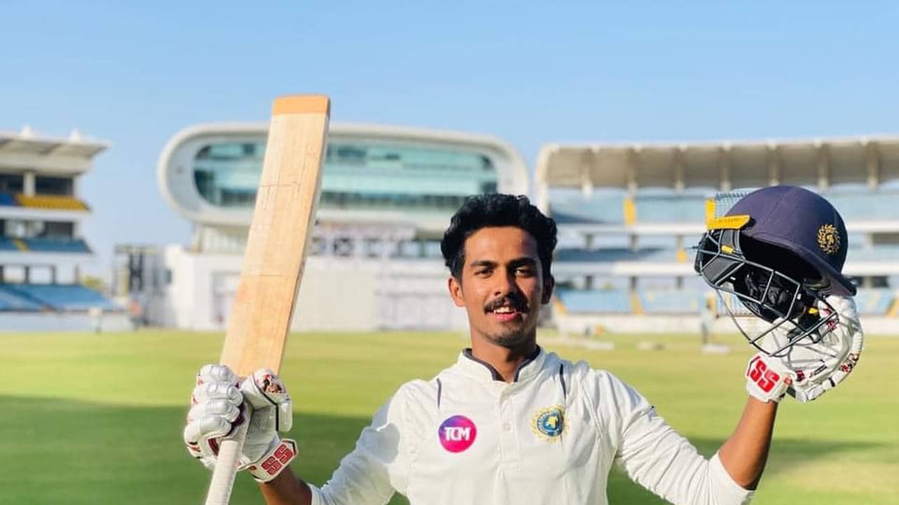 രഞ്ജി ട്രോഫി: കര്ണാടകക്കെതിരെ കേരളത്തിന് വെടിക്കെട്ട് തുടക്കം, രോഹന് എസ് കുന്നുമ്മലിന് ഫിഫ്റ്റി; സഞ്ജു ടീമിൽ രഞ്ജി ട്രോഫി: കര്ണാടകക്കെതിരെ കേരളത്തിന് വെടിക്കെട്ട് തുടക്കം, രോഹന് എസ് കുന്നുമ്മലിന് ഫിഫ്റ്റി; സഞ്ജു ടീമിൽ