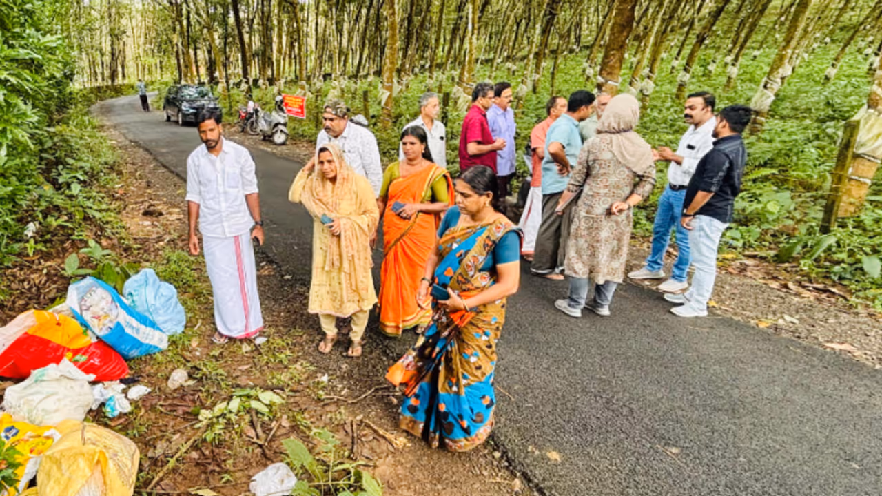 വെറുതെ പണി വാങ്ങല്ലേ, വലിയ പിഴയടക്കേണ്ടി വരും! മുന്നറിയിപ്പ് ബോര്ഡിന് സമീപം തന്നെ മാലിന്യം തള്ളി, 10,000 പിഴ വെറുതെ പണി വാങ്ങല്ലേ, വലിയ പിഴയടക്കേണ്ടി വരും! മുന്നറിയിപ്പ് ബോര്ഡിന് സമീപം തന്നെ മാലിന്യം തള്ളി, 10,000 പിഴ